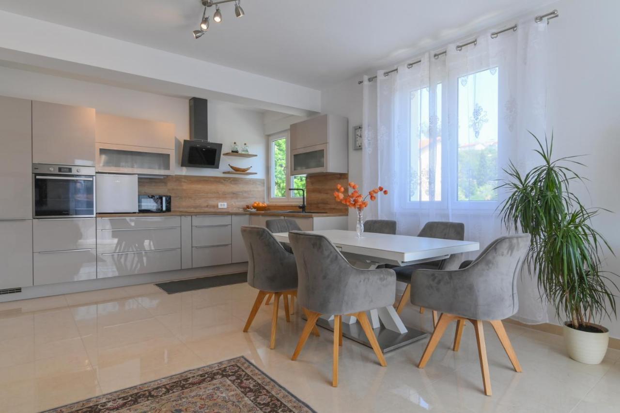 Apartamento Apartman Iskra Rijeka Exterior foto